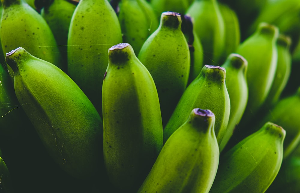 shallow focus photo of green bananas