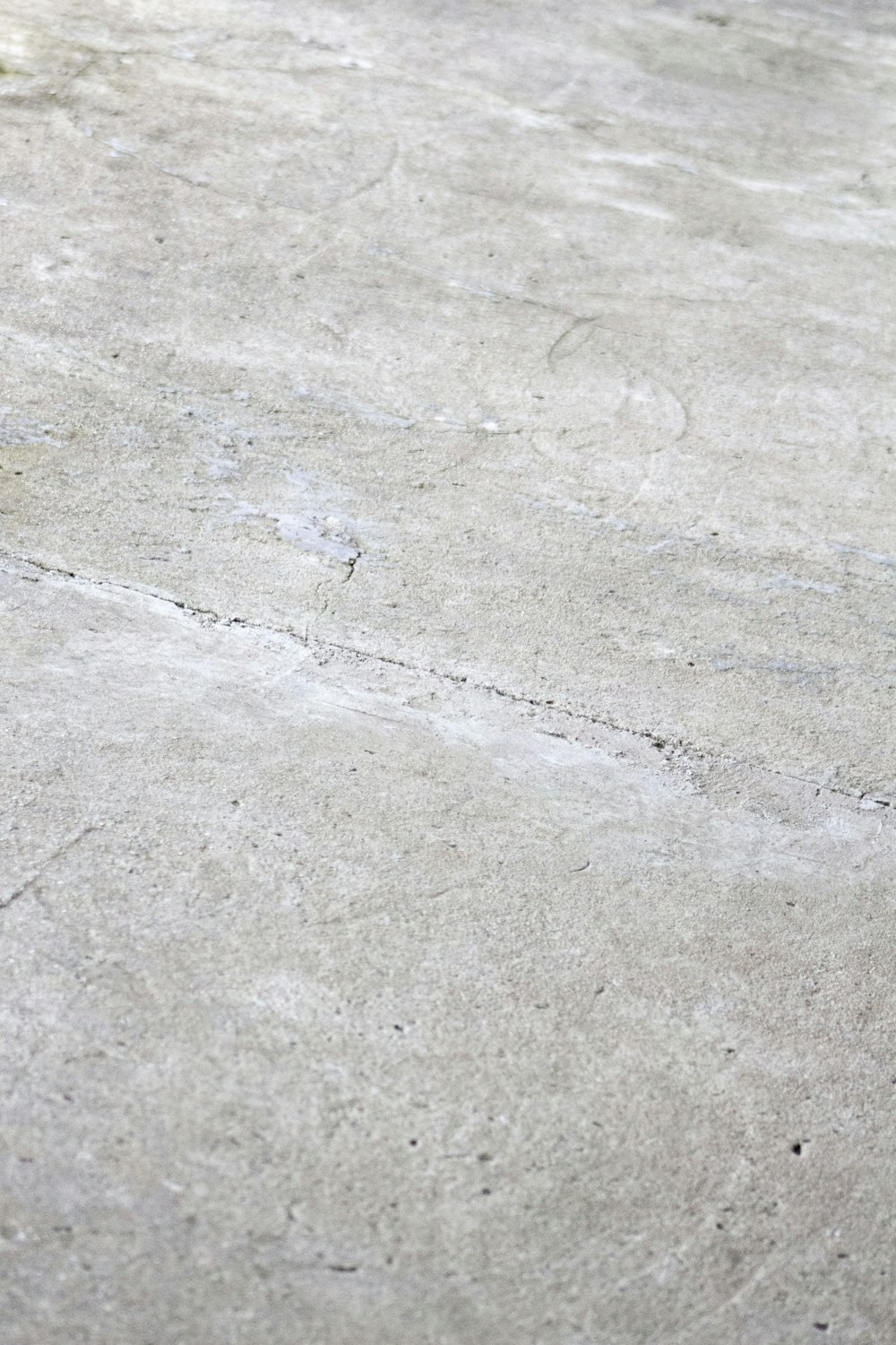 uma pessoa andando de skate em uma superfície de concreto