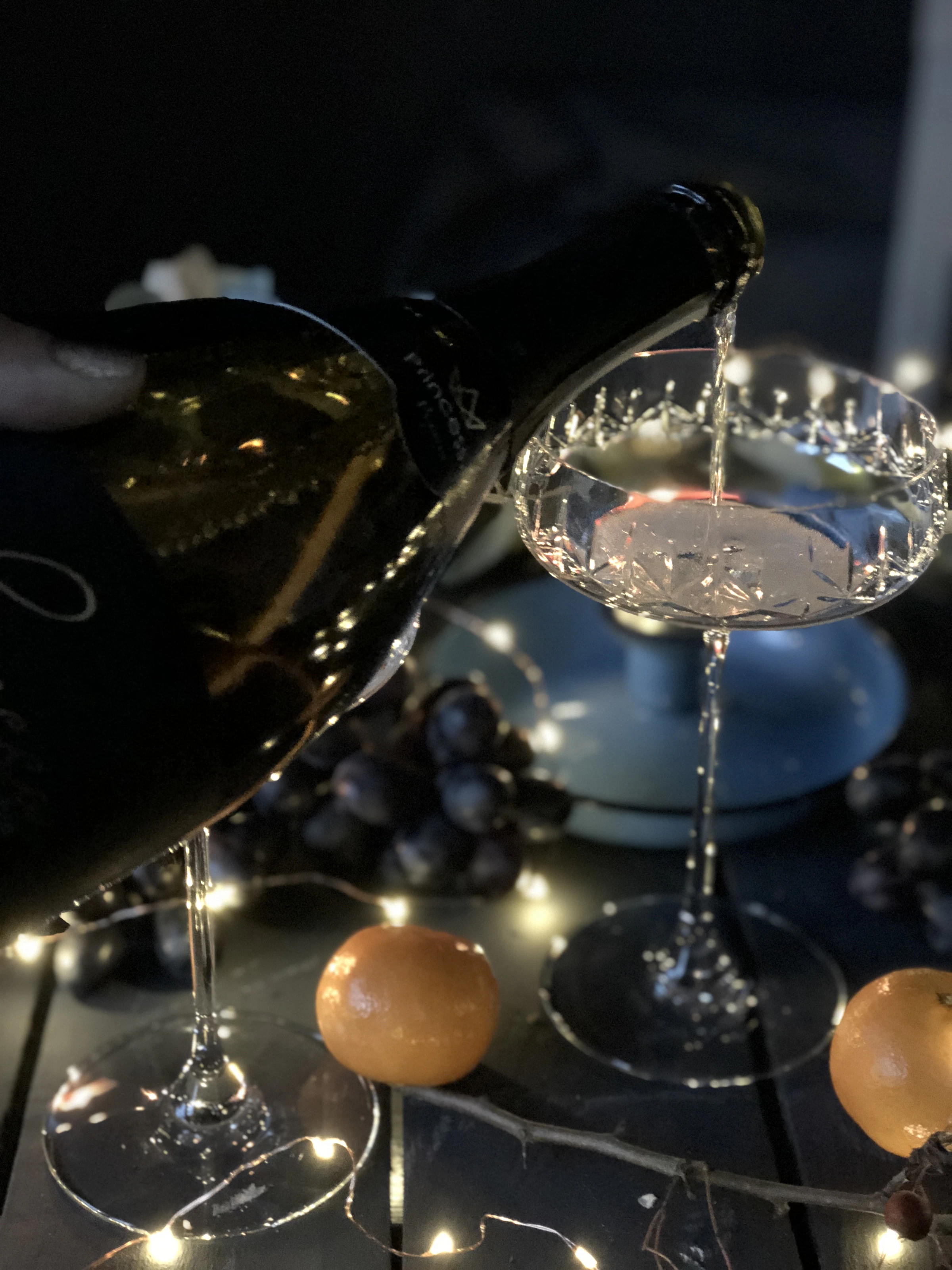 Champagne pour, fine dining mood