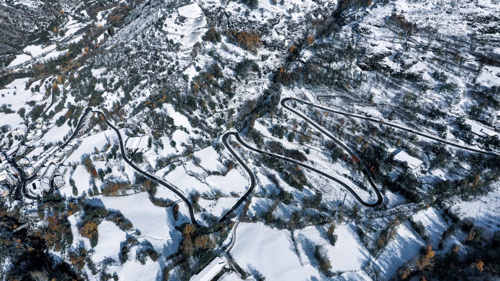 昼間の雪に覆われたカーブ道路の航空写真