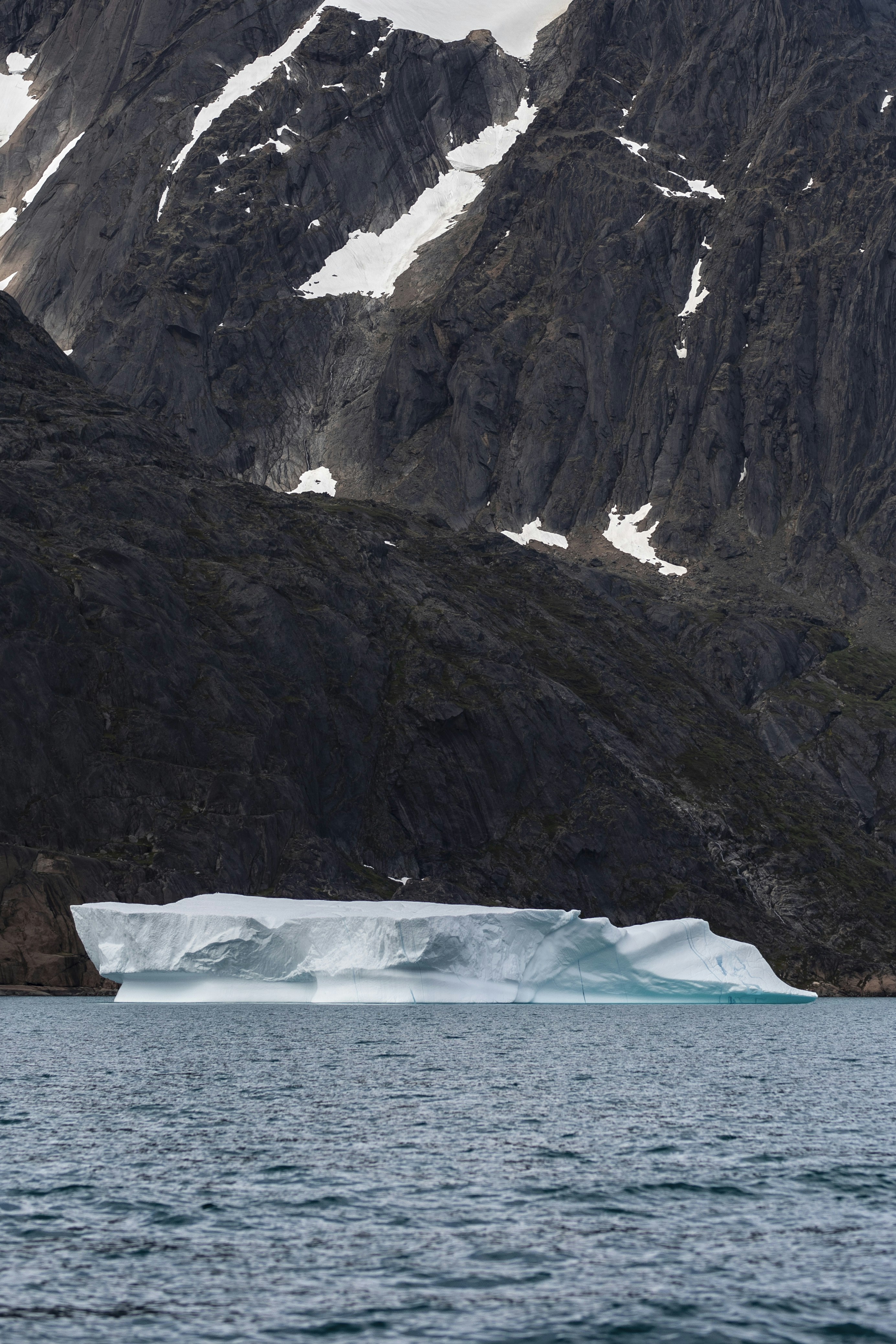 Un gran iceberg flotando sobre un cuerpo de agua