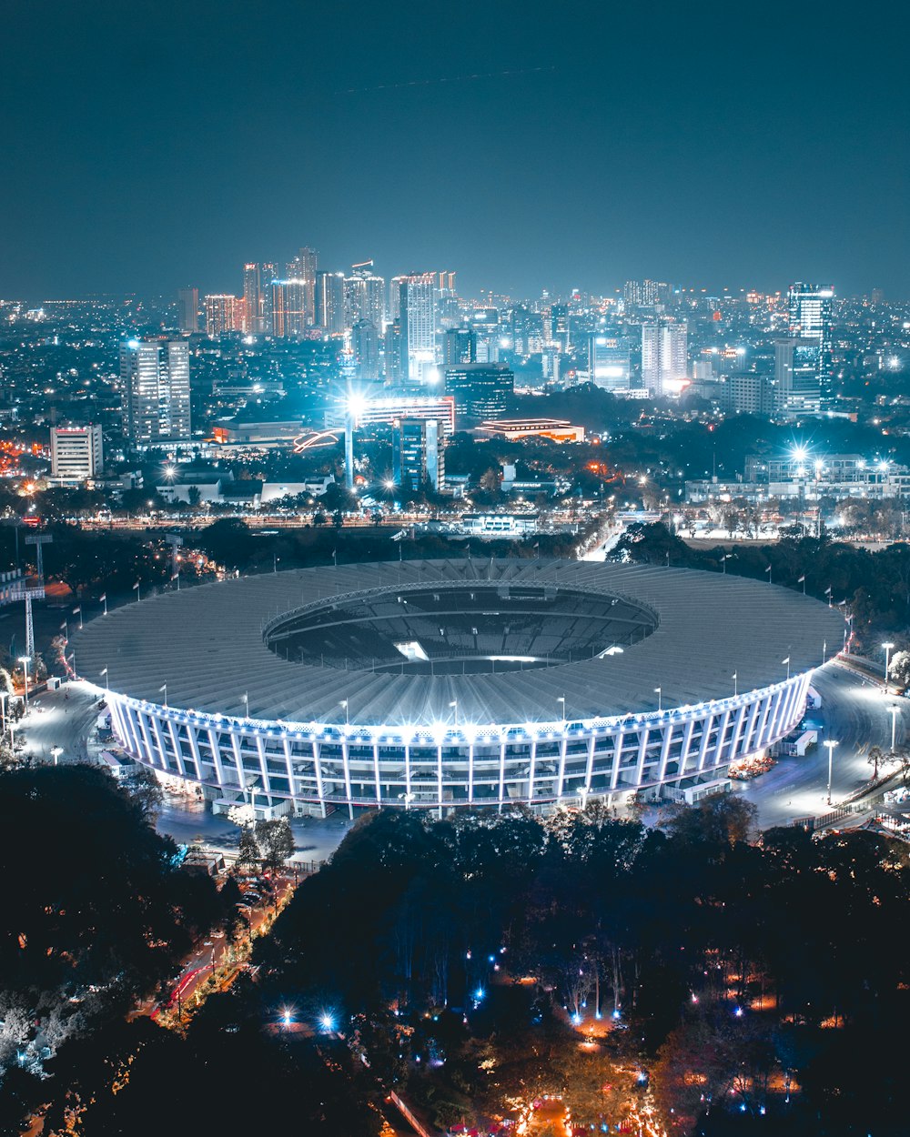 Fußball-spezifisches Stadion bei Nacht