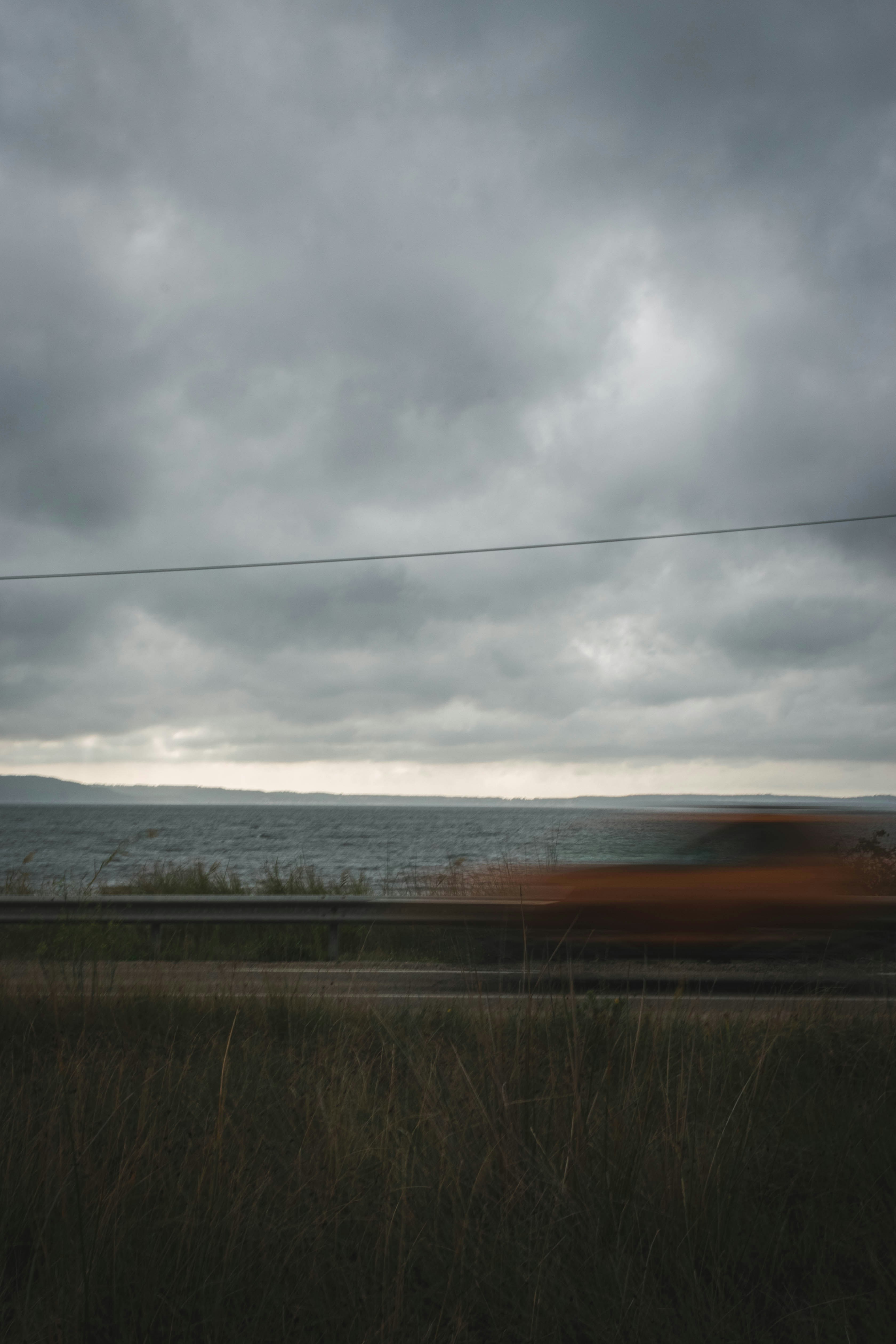 暗い空の下の海岸道路の写真 Unsplashで見つけるグレーの無料写真