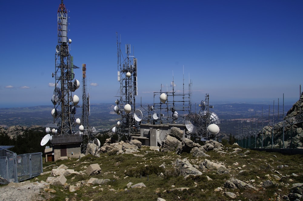 Un grupo de torres celulares sentadas en la cima de una montaña