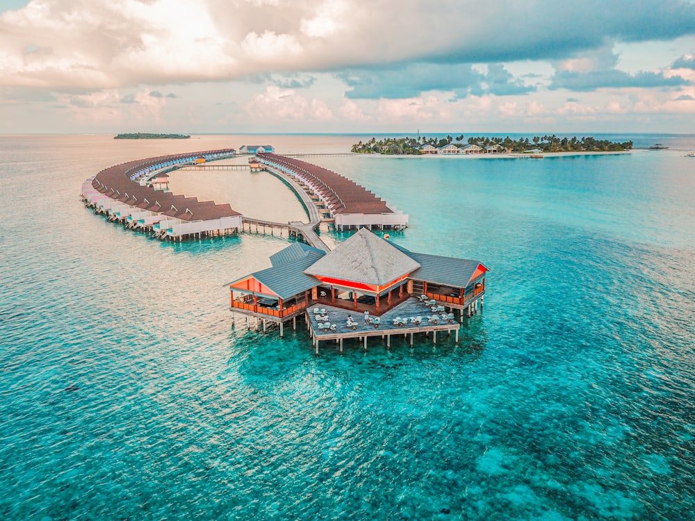 Photographie aérienne des chambres de l’hôtel et de l’île