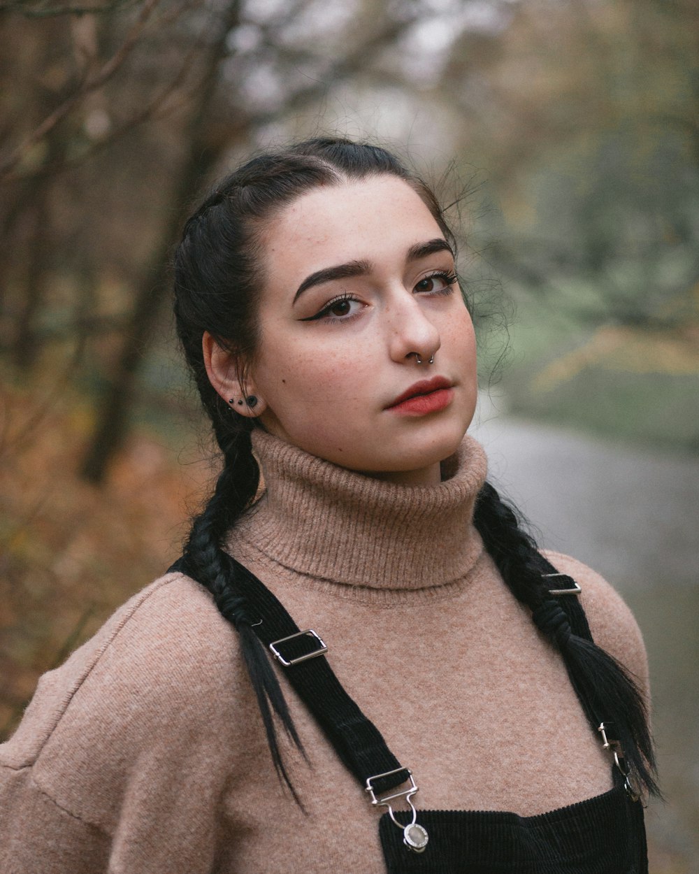 Foto de mujer con top de peto negro y suéter de cuello alto marrón – Imagen  gratuita Persona en Unsplash