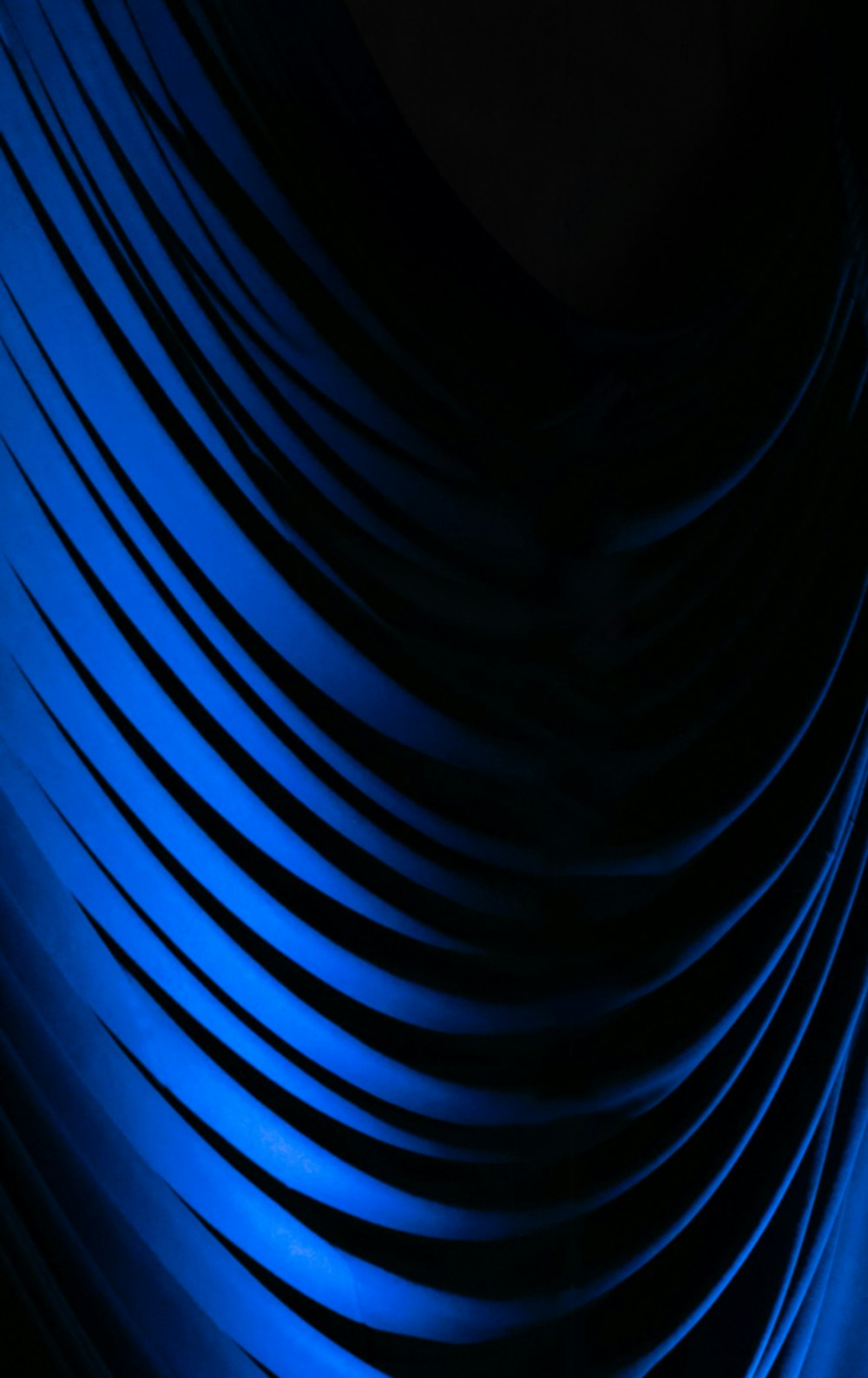 um fundo preto e azul com linhas onduladas