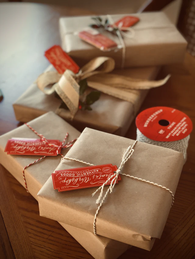 Più confezioni regalo pronte, una per ogni membro del team