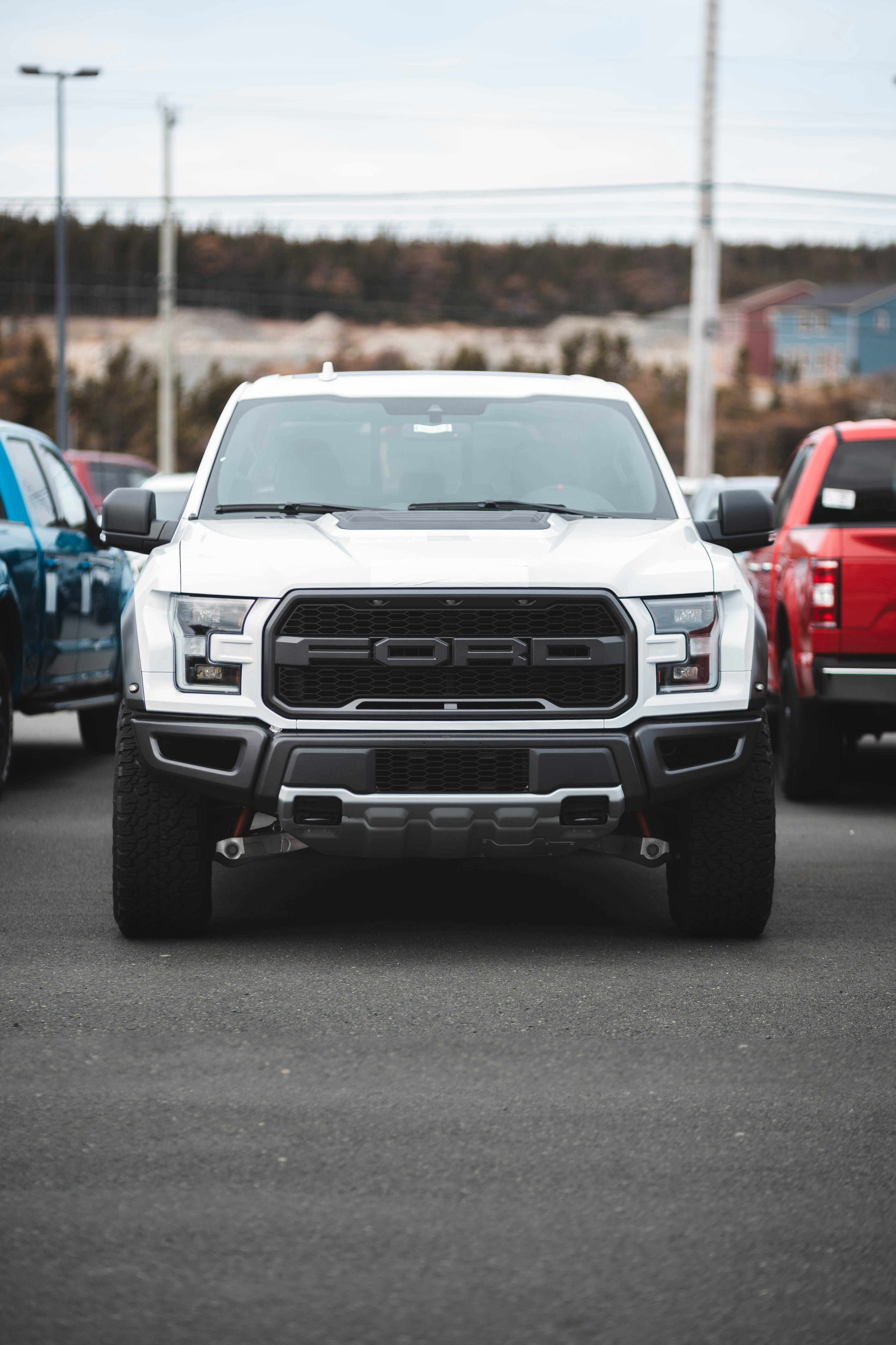 Caminhonete Ford Super Duty branco estacionado foto – Imagem grátis sobre  Carro na Unsplash, image size:3000x4500