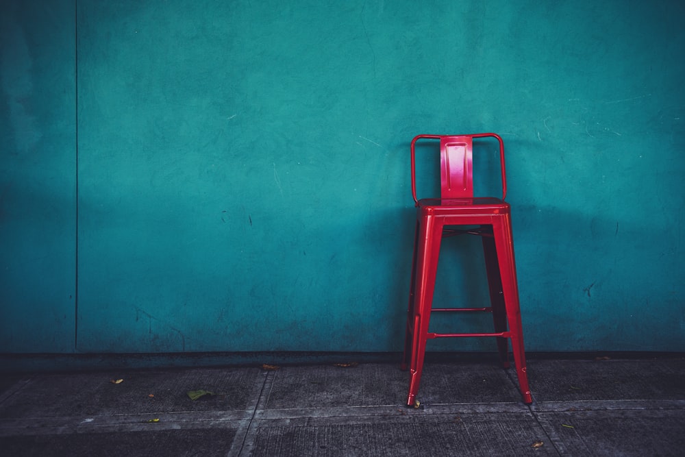 赤いスチール製の椅子の三分割法の写真