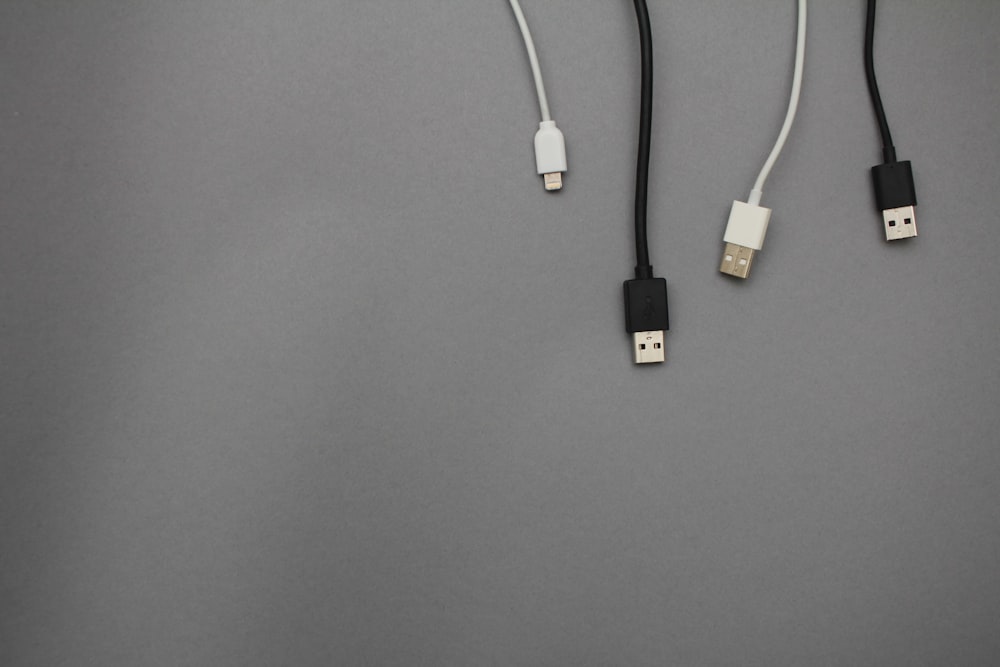 Cables de datos USB en blanco y negro