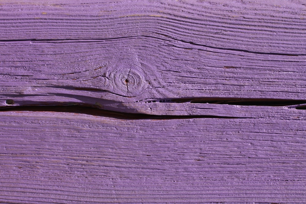 紫色の木の板
