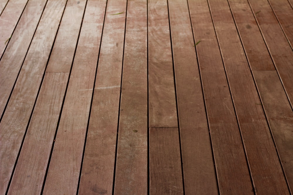 Plancher en bois brun