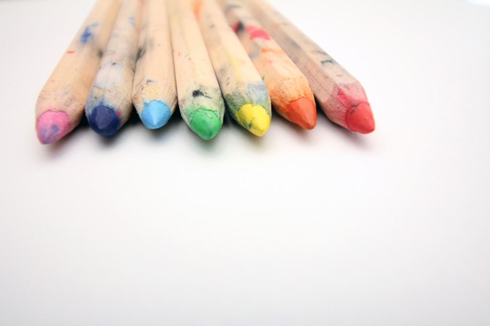Foto de primer plano de lápices de colores variados