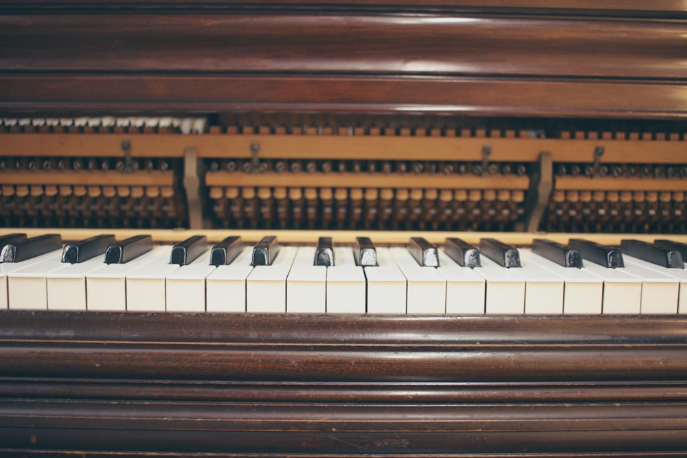 closeup photo of upright piano