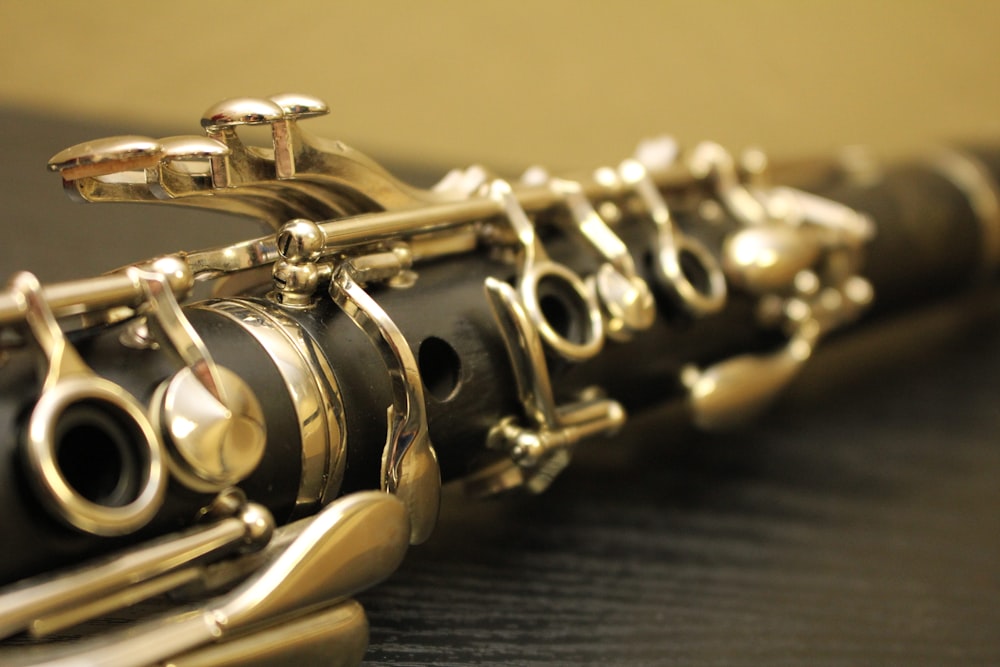 Fotografía de enfoque superficial de clarinete negro y plateado