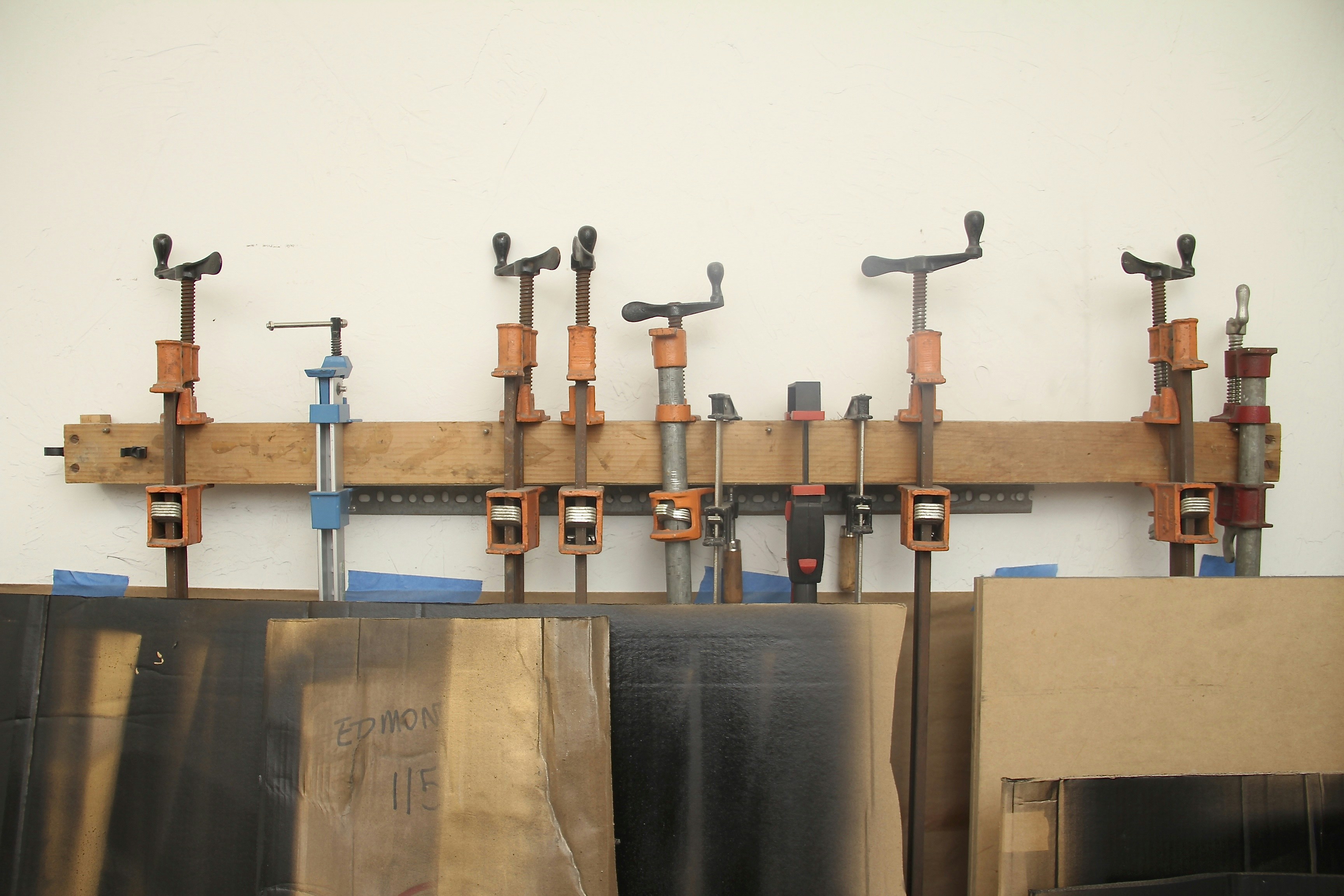 Um Monte De Ferramentas Estao Penduradas Em Uma Parede b6FEA5eQ1yI