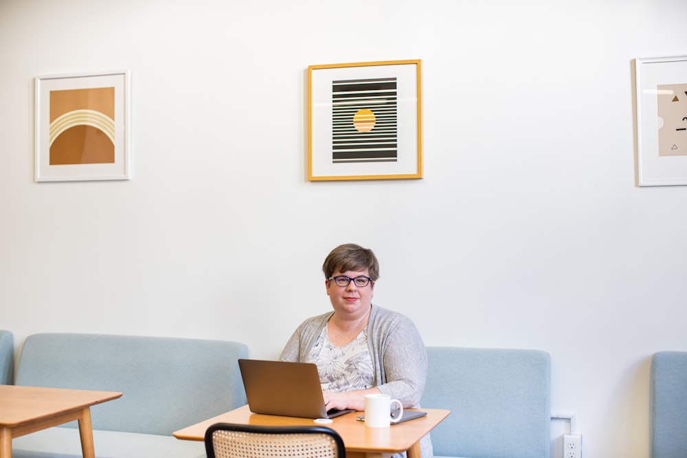 Frau mit Laptop