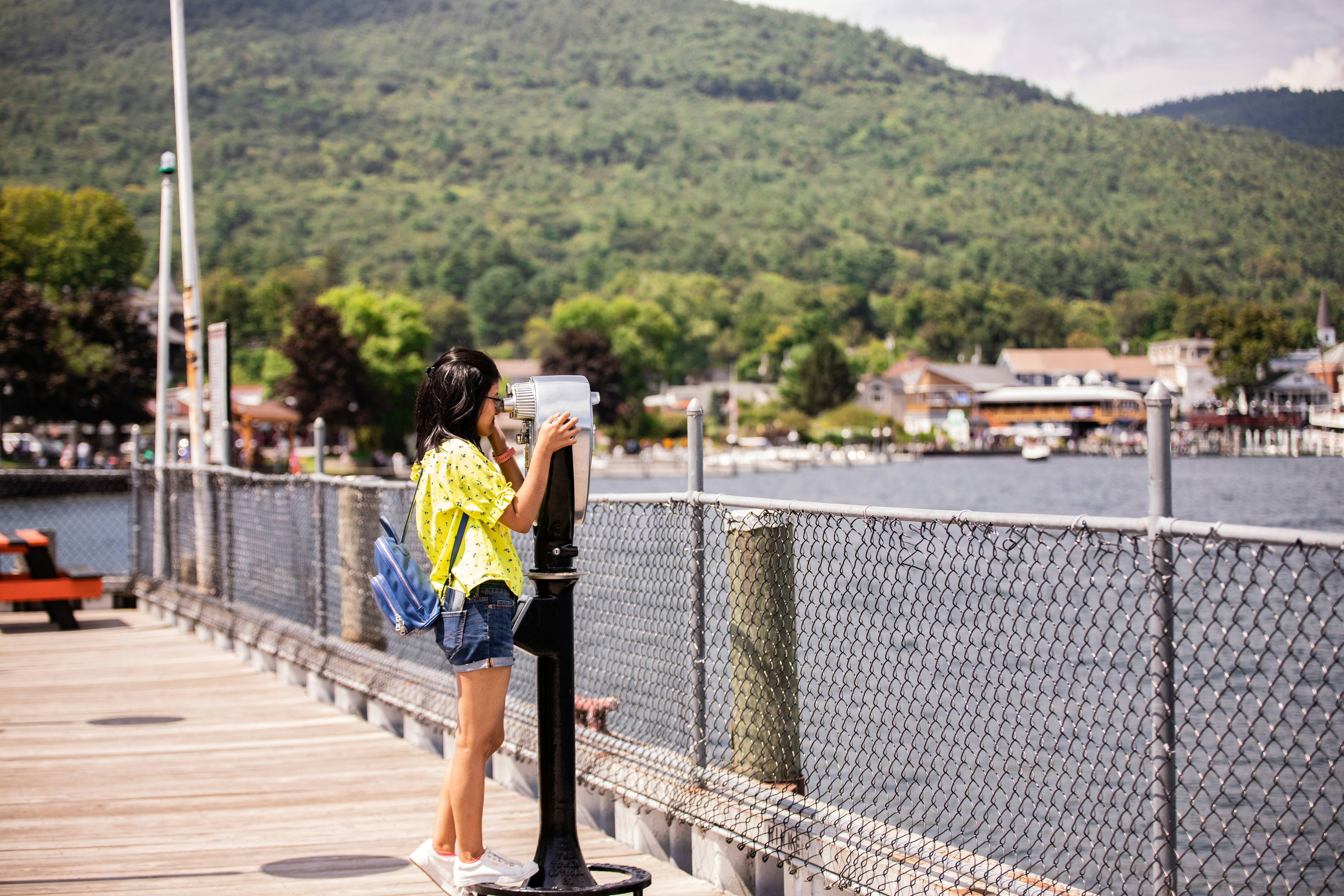 Mujer de pie al aire libre
