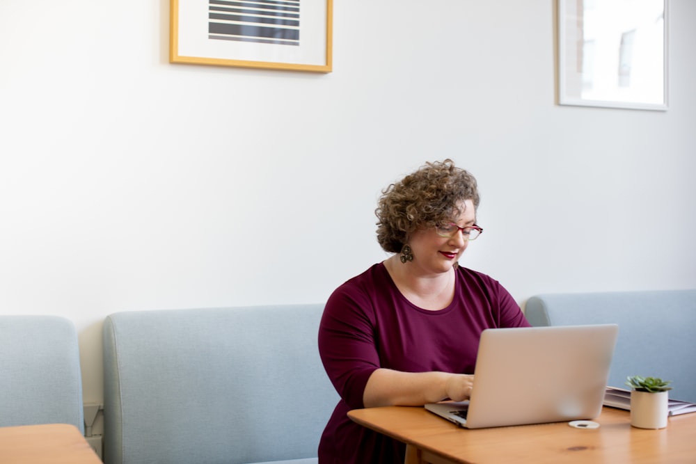 Frau benutzt Laptop auf dem Schreibtisch