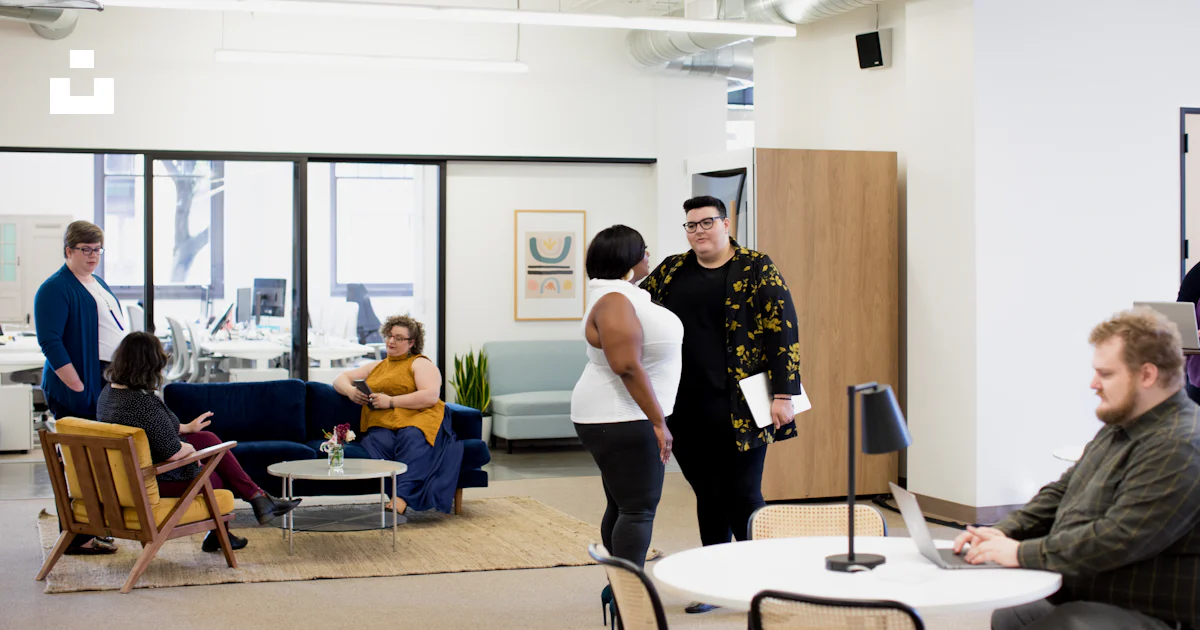 Homens e mulheres dentro de uma sala foto – Imagem grátis sobre O ...