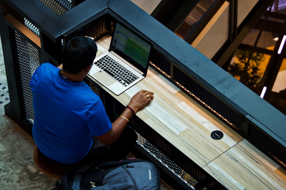 Hombre usando computadora portátil en el escritorio