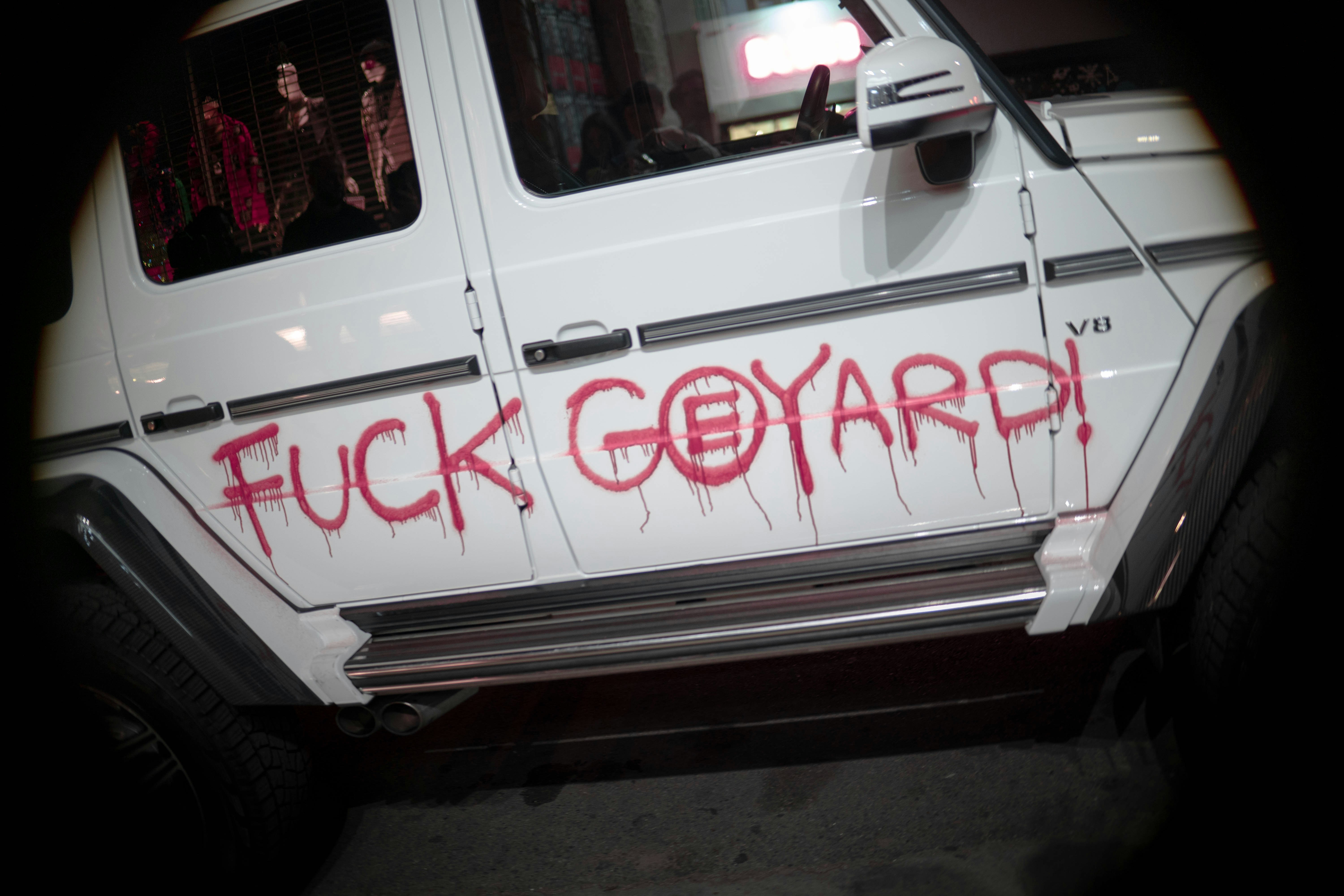 SUV putih yang diparkir
