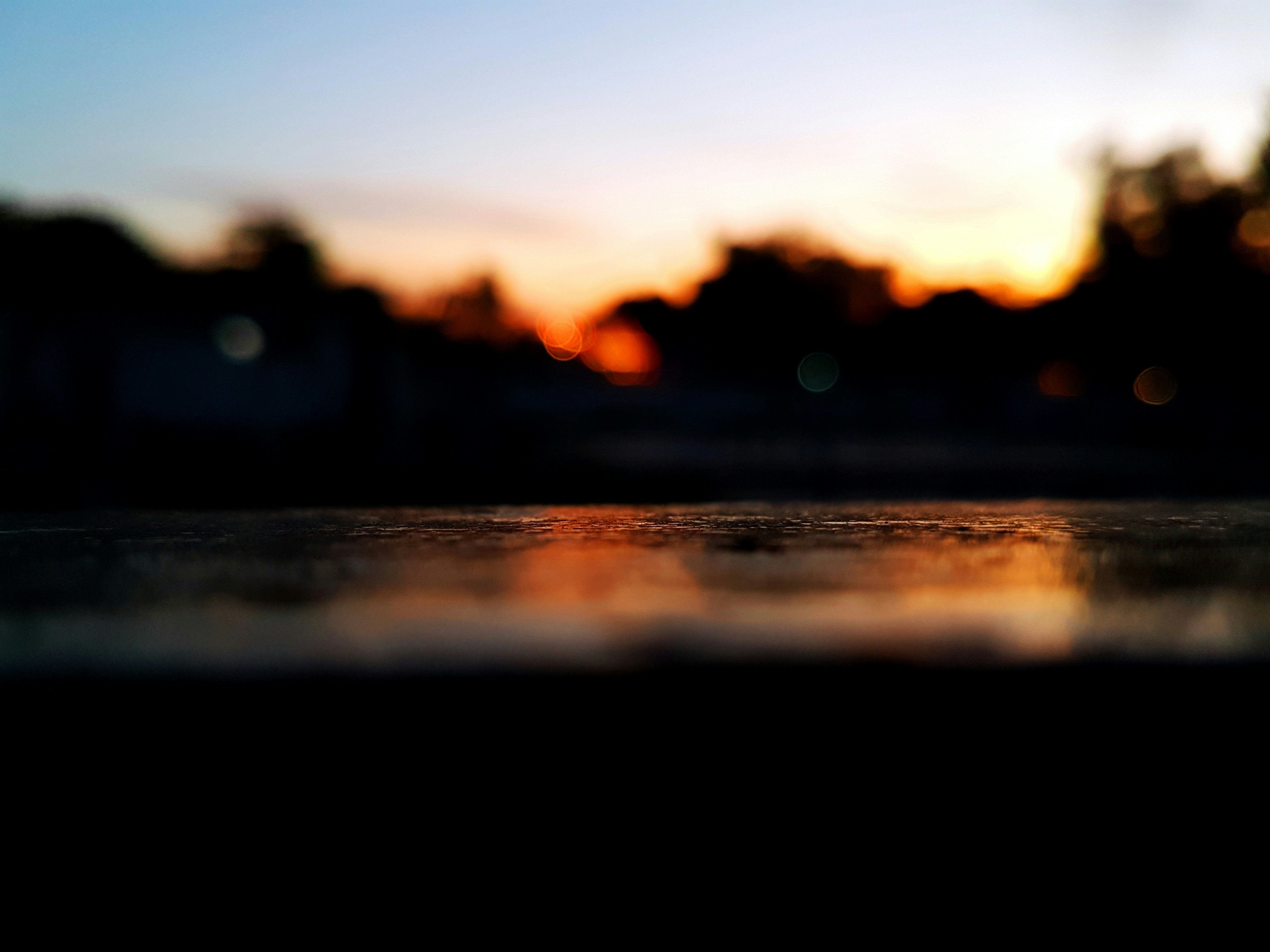 夕暮れ時の街のスカイラインのぼやけた写真