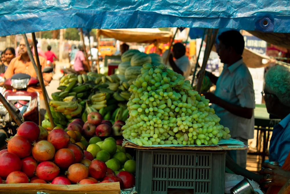Hombre vendiendo frutas y verduras
