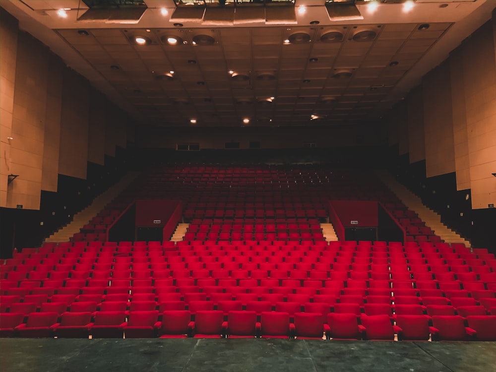 Fotografía de paisaje de butacas rojas dentro de un teatro