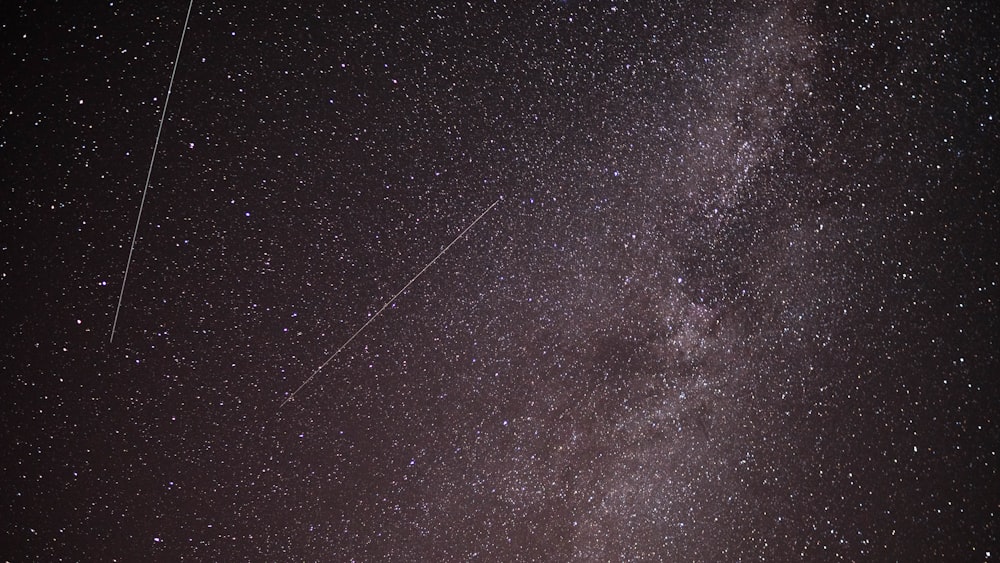 Un cielo notturno con stelle e una linea nel cielo