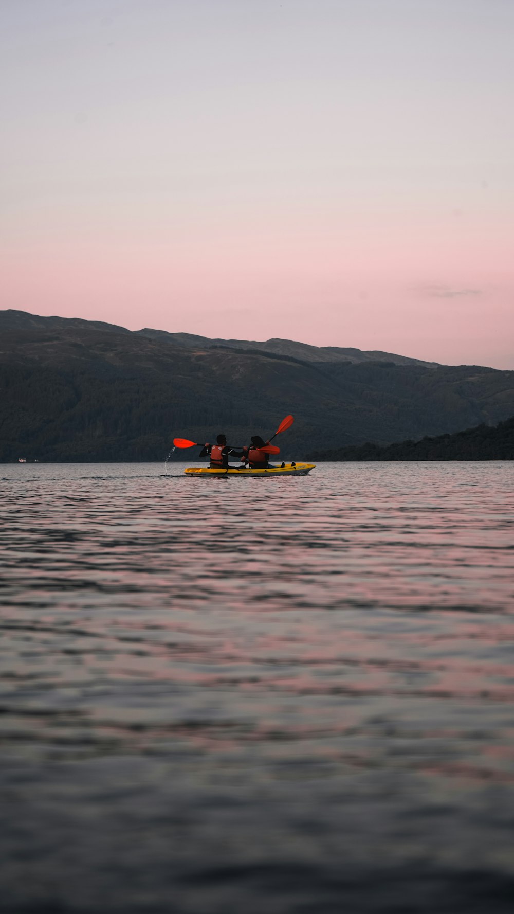 Fotografía de dos personas montando kayak durante el día
