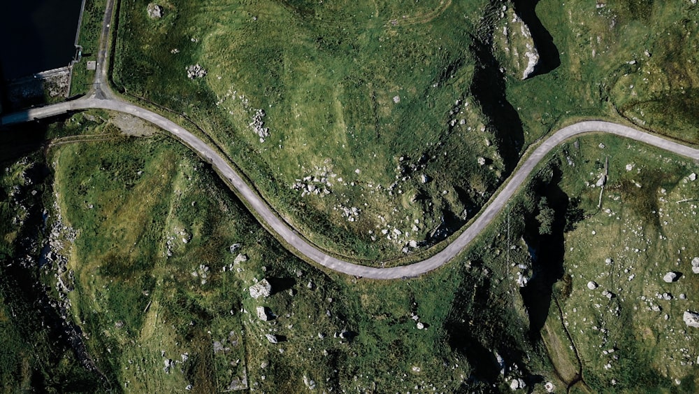 fotografia aerea della strada a spirale grigia durante il giorno