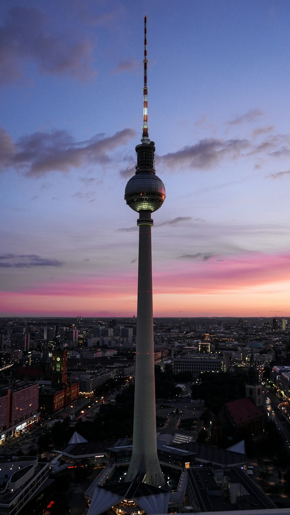 Fernsehturm Berlin en Berlín, Alemania, durante la noche