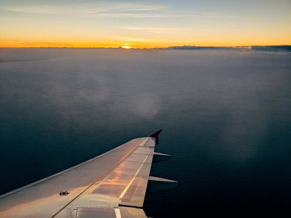 ala grigia dell'aereo