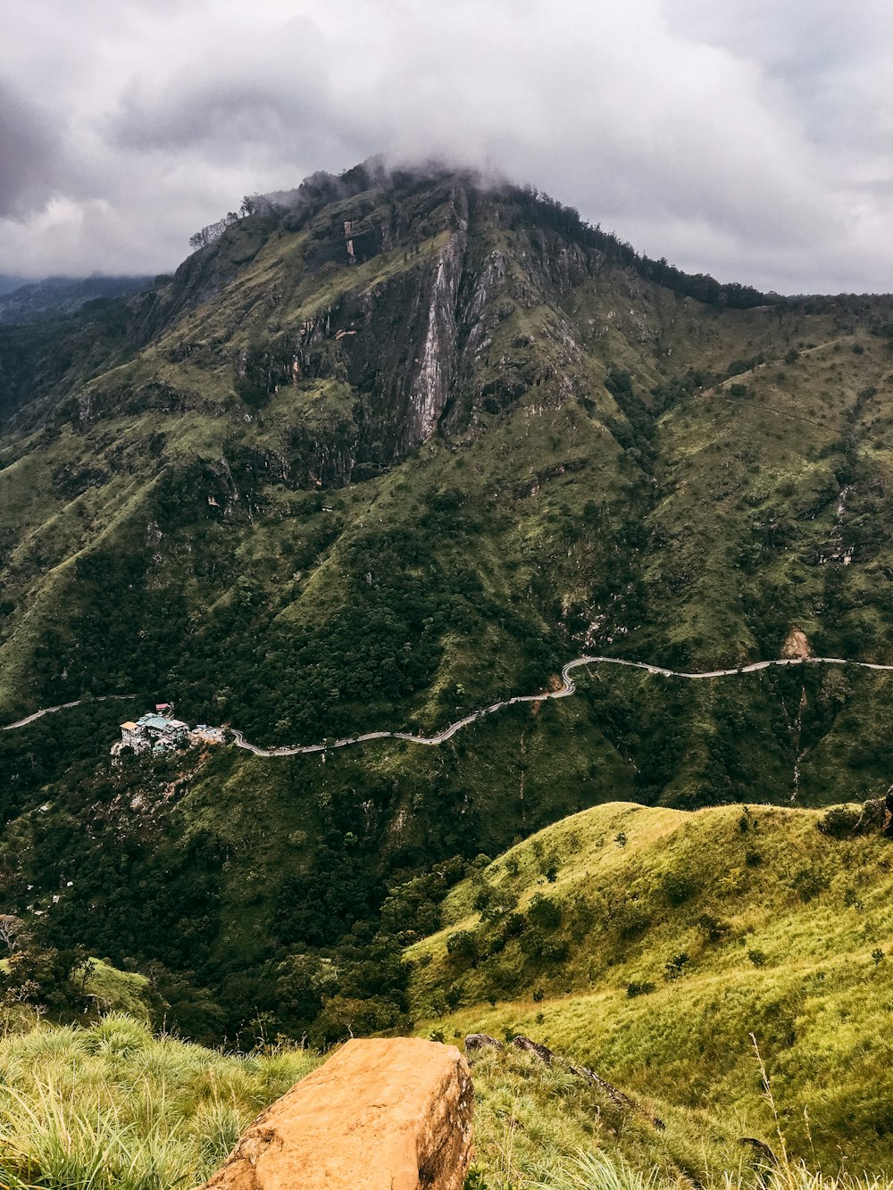 Fotografía aérea de montaña verde bajo un cielo nublado