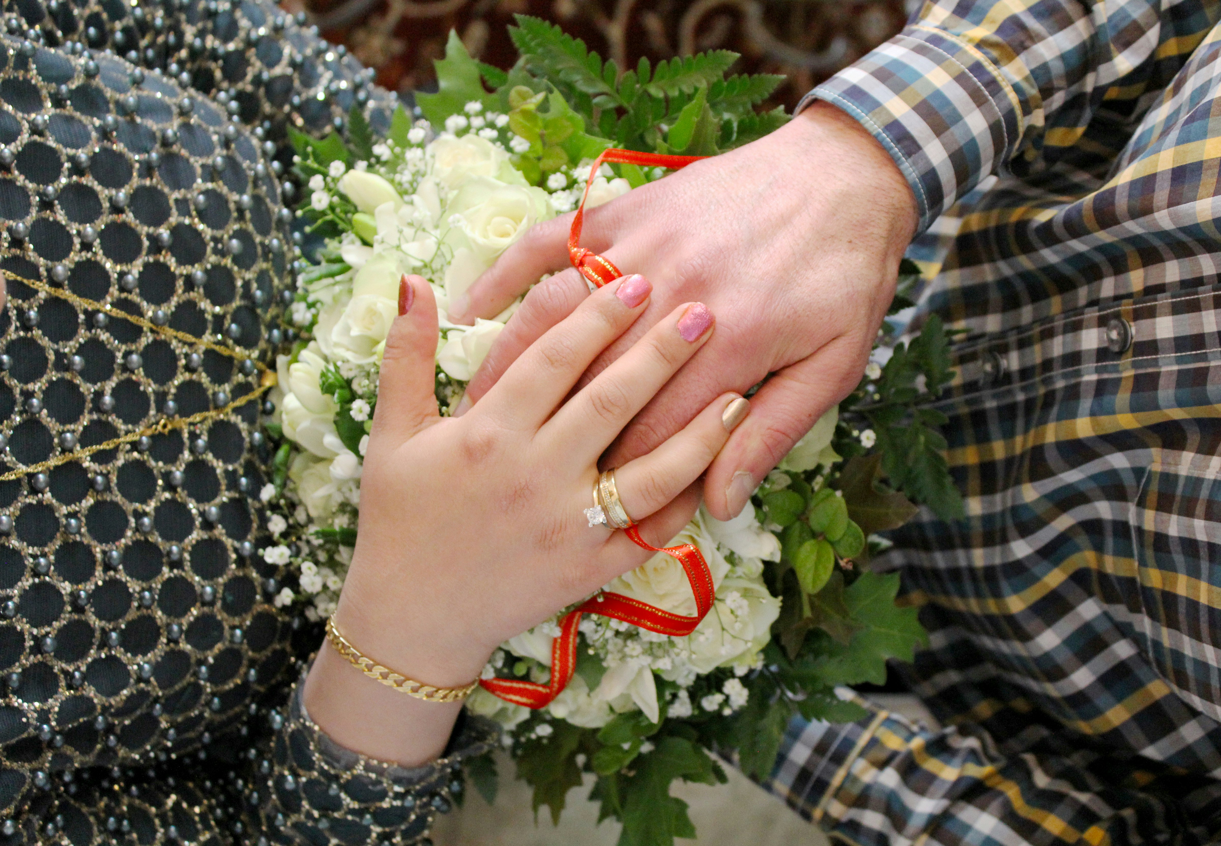 Wedding rings flowers, couple holding hands, wedding decor bokeh, bridal bouquet, ilustrasi artikel The Essential Wedding Timeline: Your Stress-Free Month-by-Month Planning Guide 7