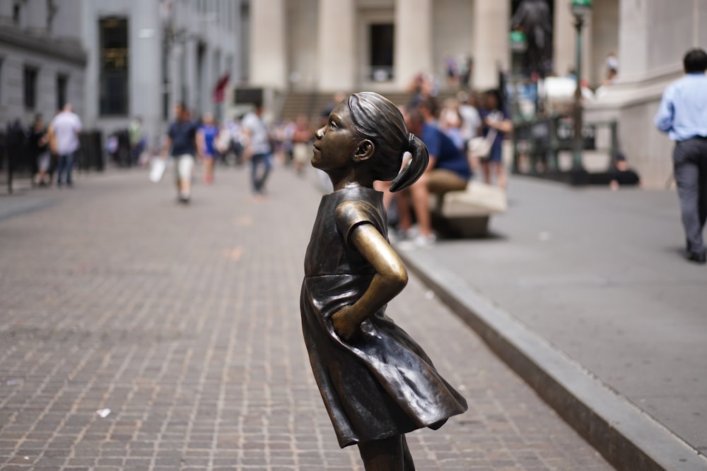 girl statue