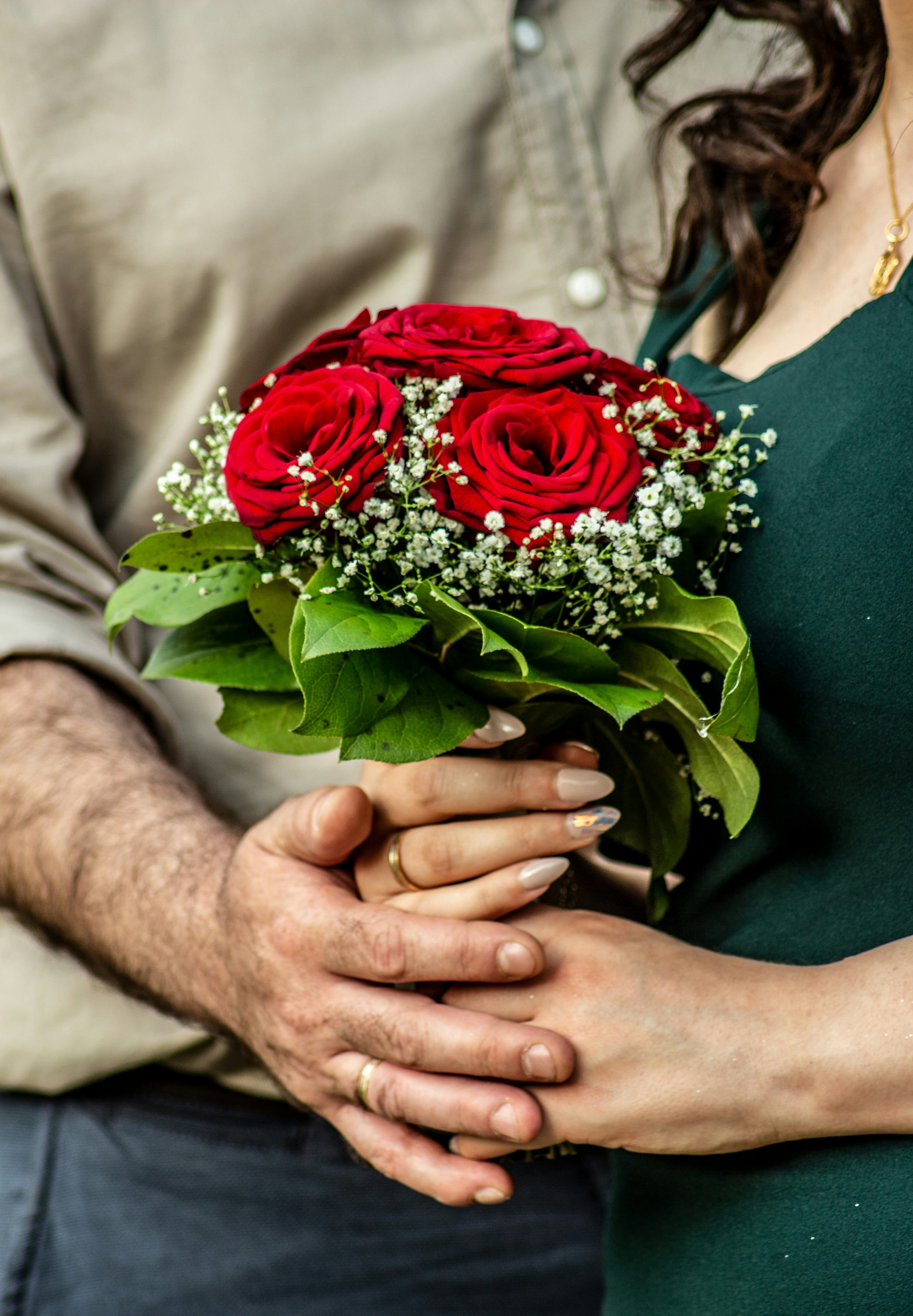 赤いバラの花束を持つ女性の写真 Unsplashで見つける人の無料写真