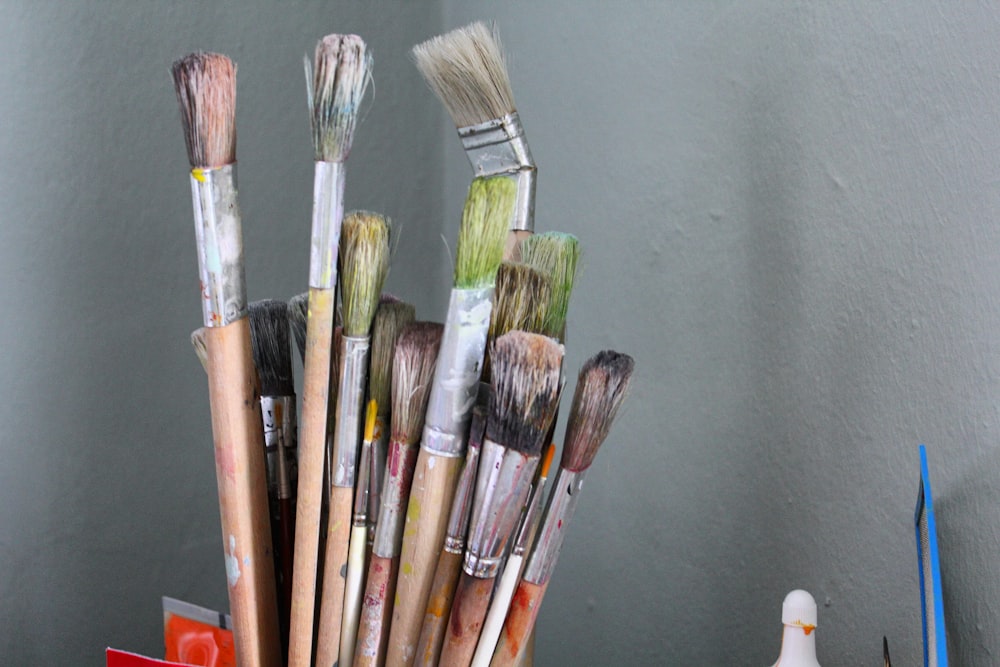 bunch of brown wooden paint brush