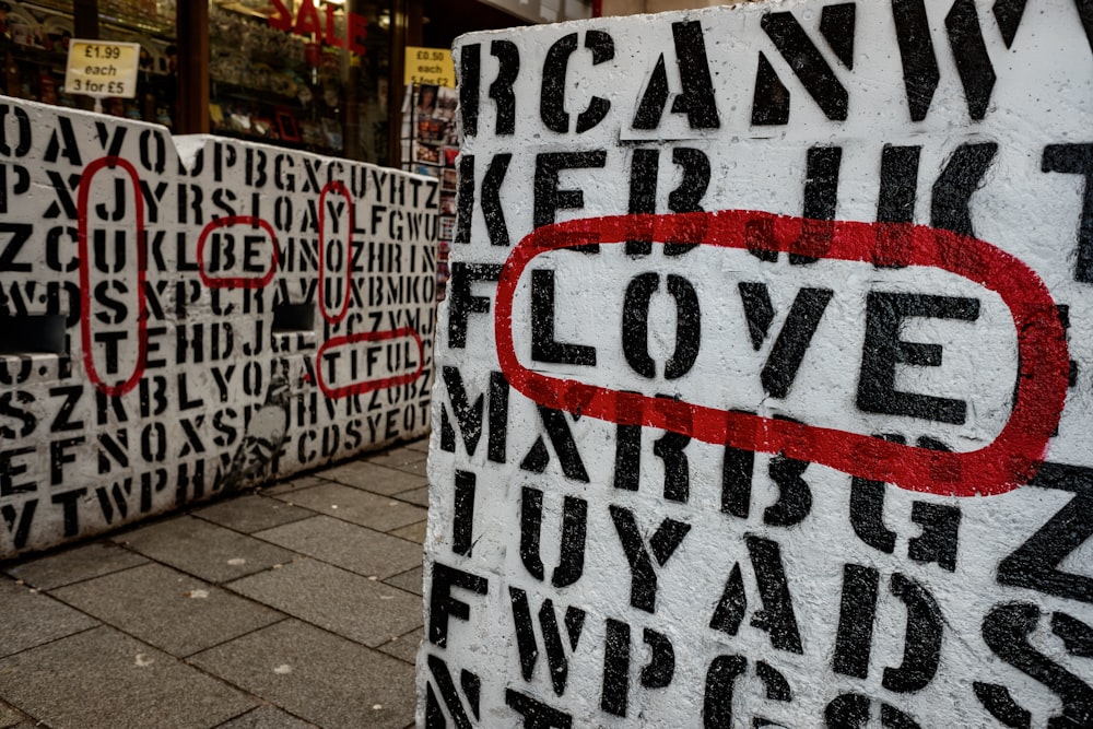 Mur en béton blanc avec texte noir