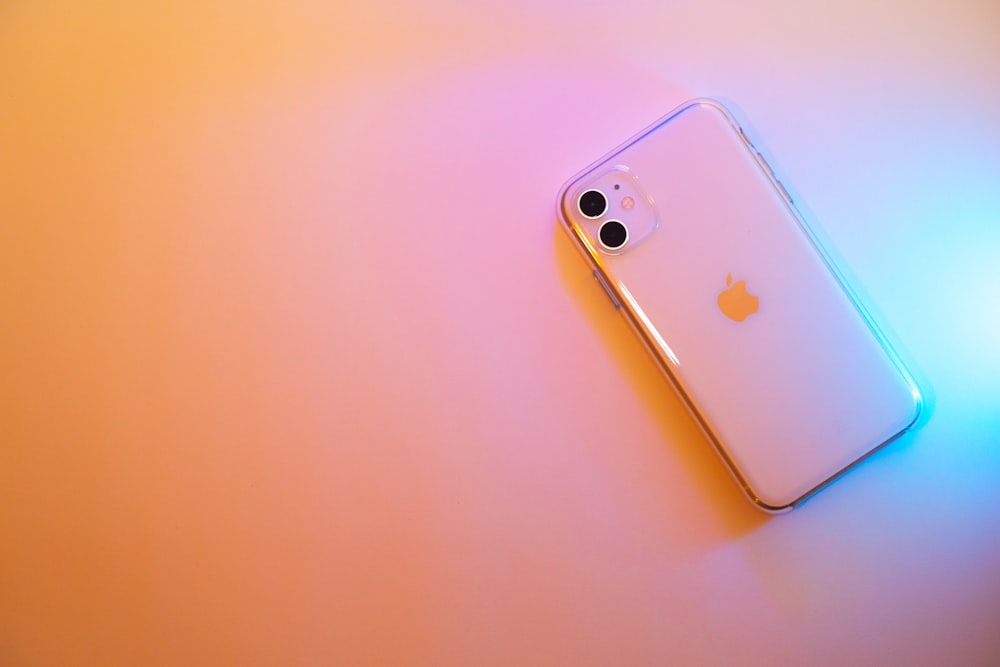 iPhone 11 blanco sobre superficie blanca