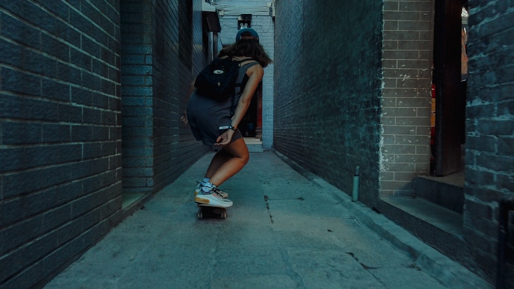 donna che cavalca skateboard