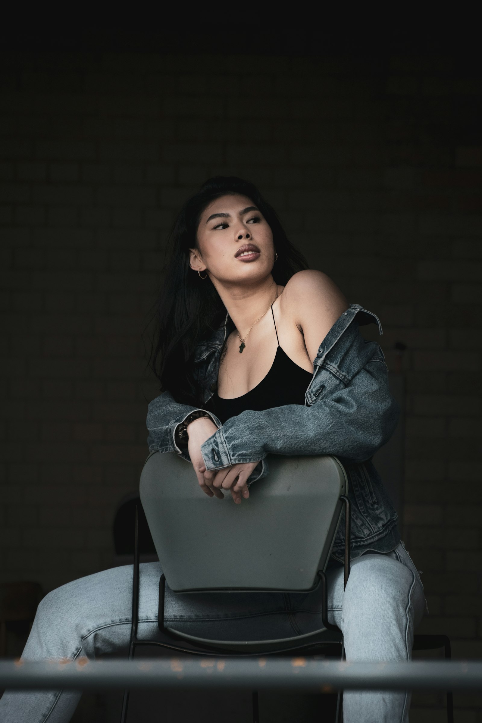 Nikon D3500 sample photo. Woman sitting backwards on photography