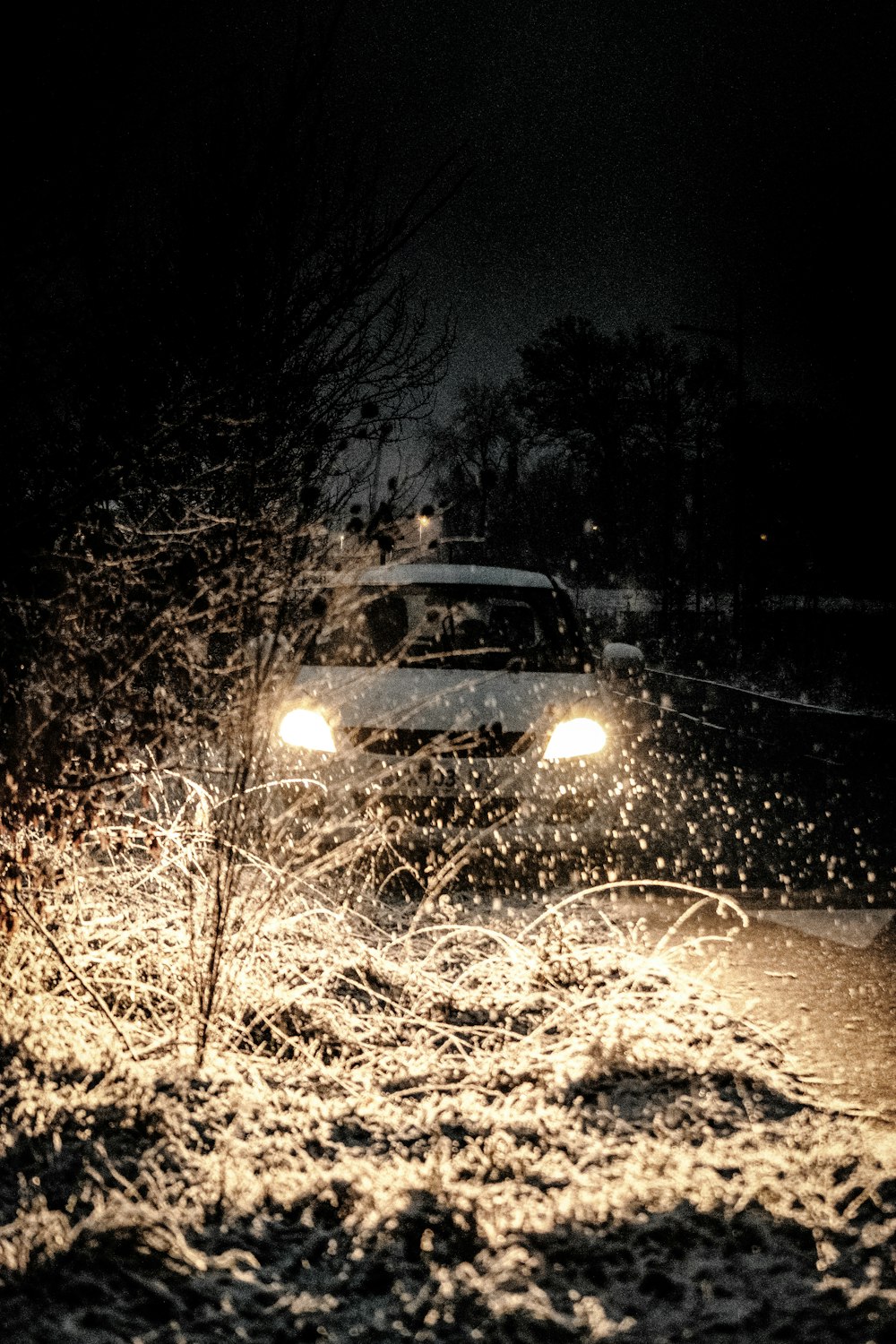 voiture blanche sur la route pendant la nuit