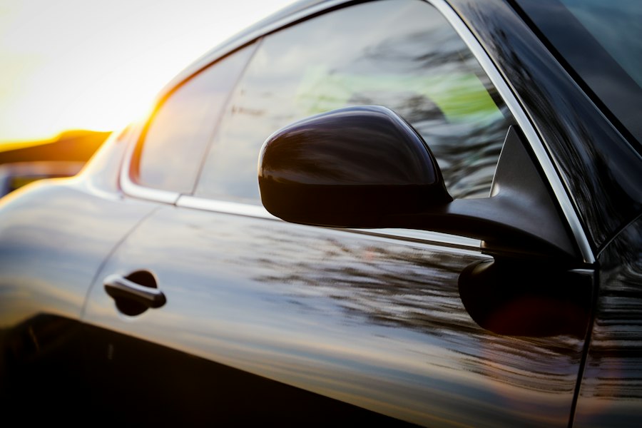 Voiture noire aux vitres teintées