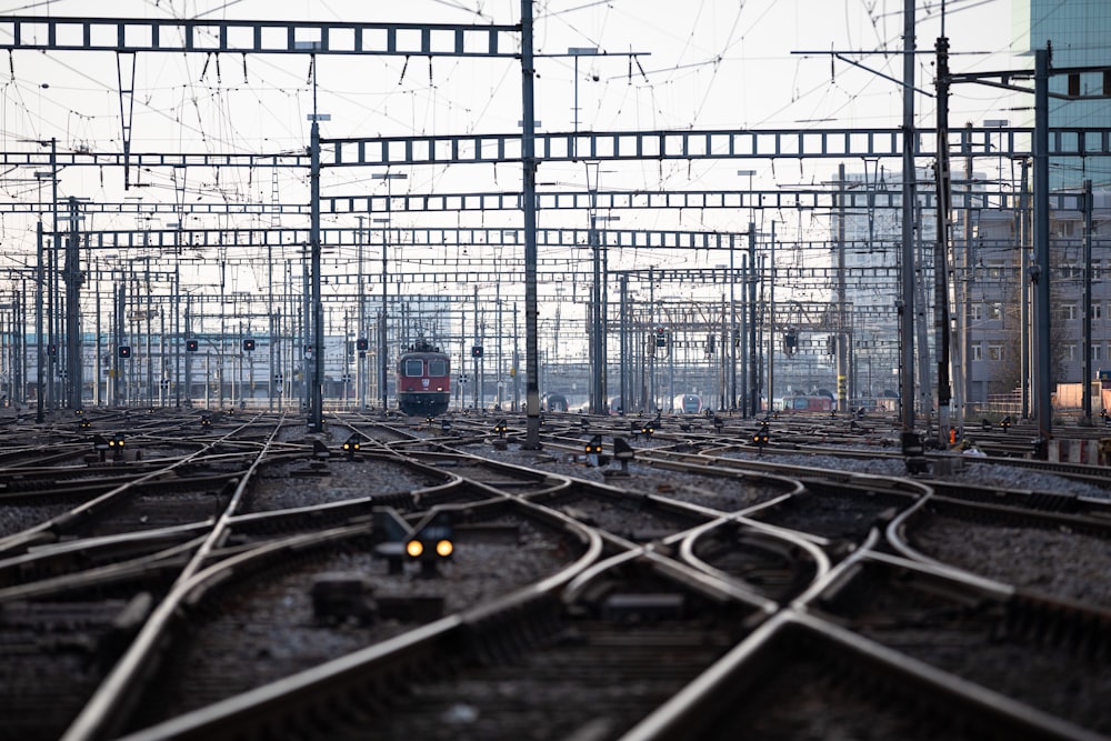 ferrovias de trem cinza durante o dia