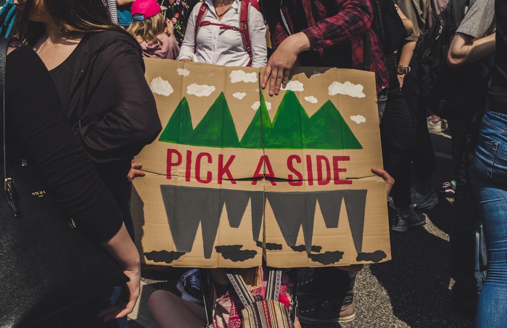 persone che protestano durante il giorno