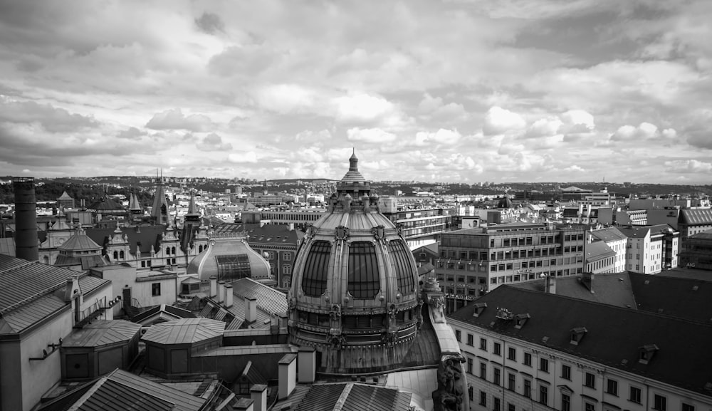 Photo en niveaux de gris d’un bâtiment avec dôme