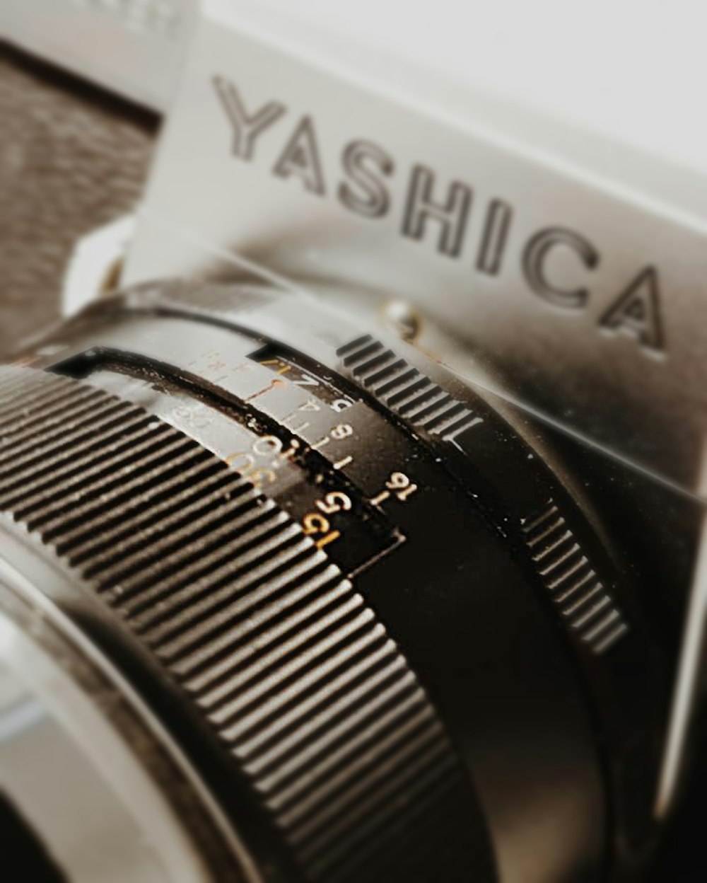 fotocamera Yashica nera e grigia